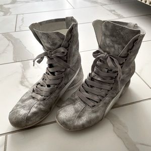 PUMA Eskiva Hi-Top Metallic Leather sneakers  

Women US Size 7 23.5cm.